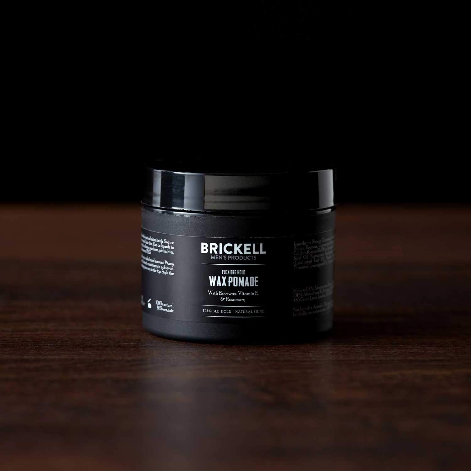 Brickell marca reconocida con pomada para hombres en envase compacto