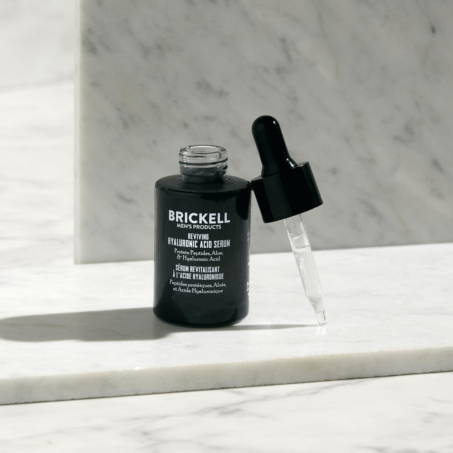 Brickell serum de peptidos para rostro, mejora la firmeza con uso diario.