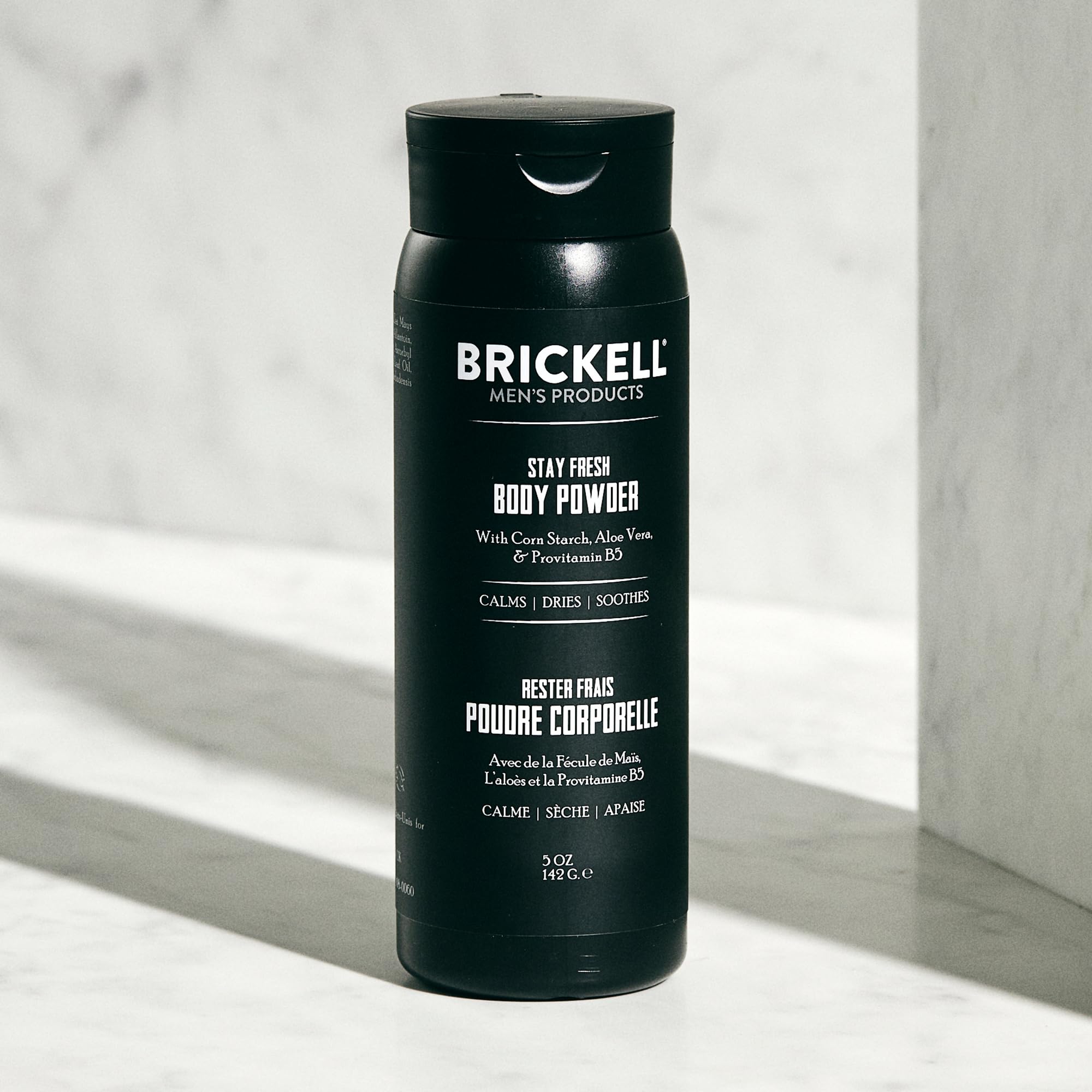 Brickell Stay Fresh polvo absorbe sudor para uso diario y deportivo.
