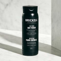 Brickell Stay Fresh polvo absorbe sudor para uso diario y deportivo.