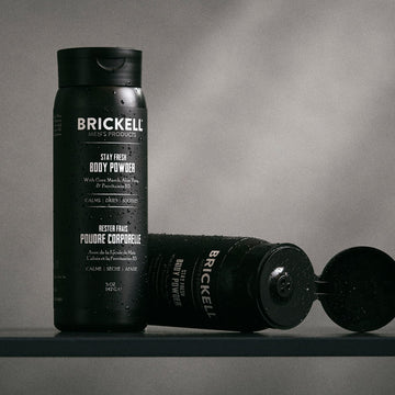 Envase Brickell Stay Fresh de 5oz, listo para viaje y entrenamiento.