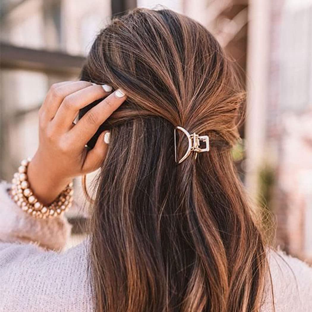 Brinie gancho dorado mini, diseño cuadrado y arco para looks versátiles.