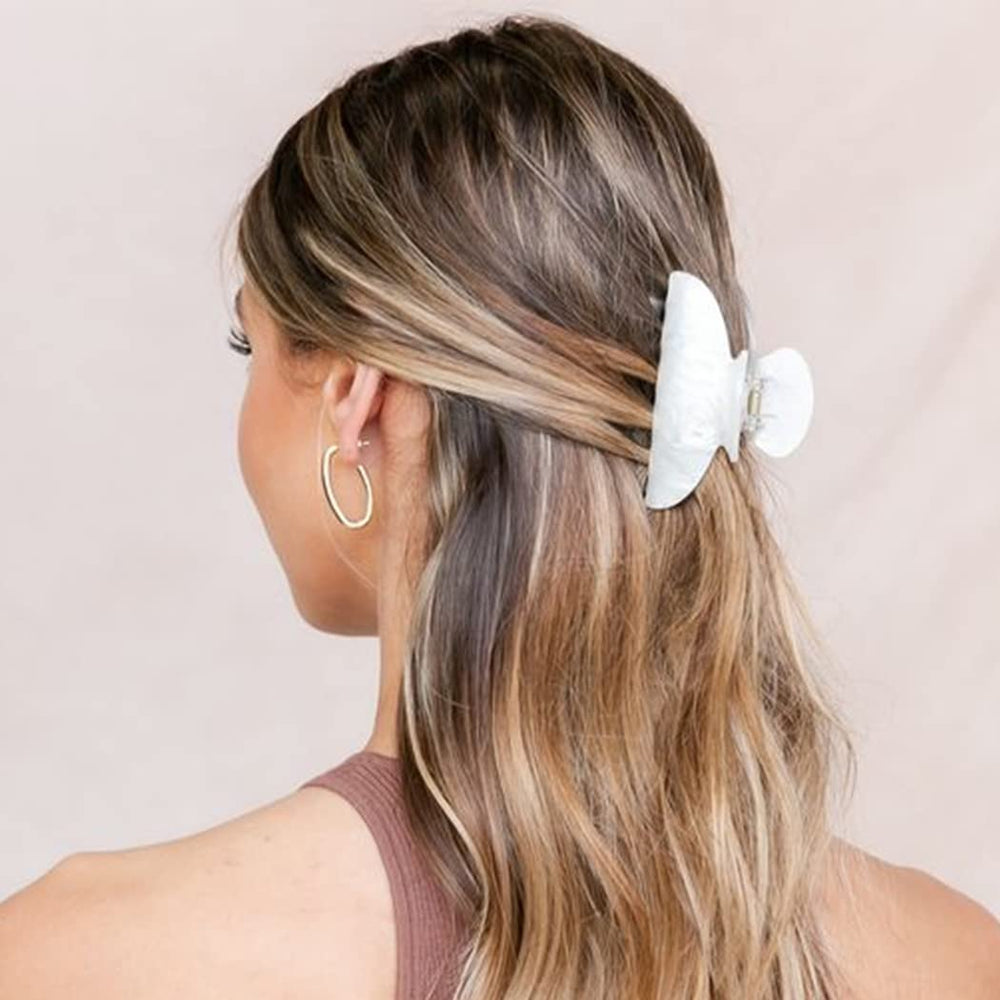 Brinie pinza de pelo blanca, clip claw detalle, diseño elegante para uso diario.