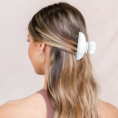 Brinie pinza de pelo blanca, clip claw detalle, diseño elegante para uso diario.
