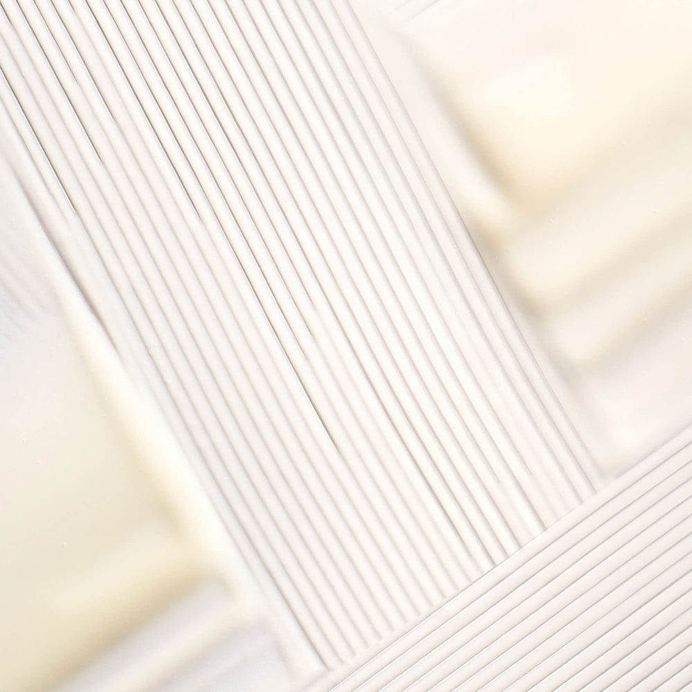 Briogeo Curl Charisma hidrata y controla el encrespamiento para rizos definidos.