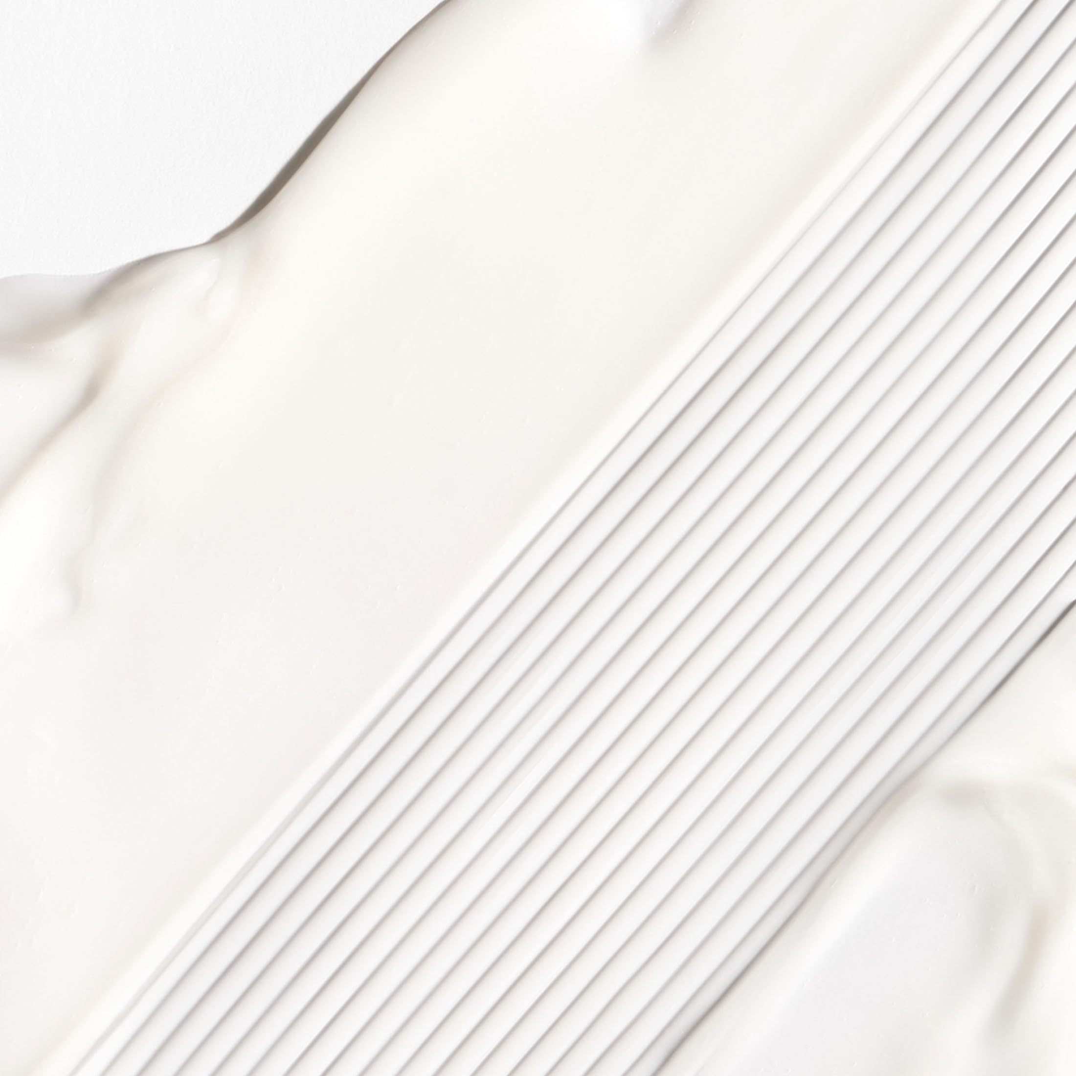 Aplicación suave de la mascarilla Briogeo en cabello dañado.