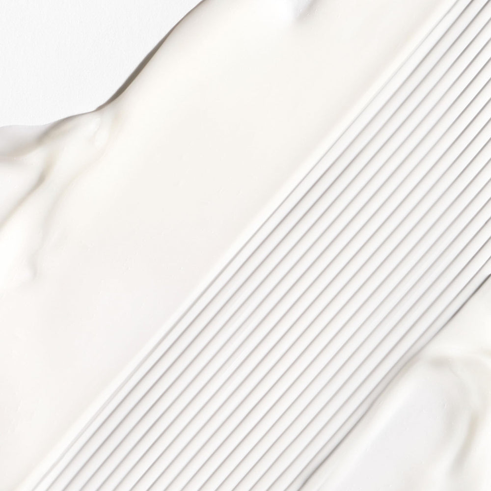 Aplicación suave de la mascarilla Briogeo en cabello dañado.