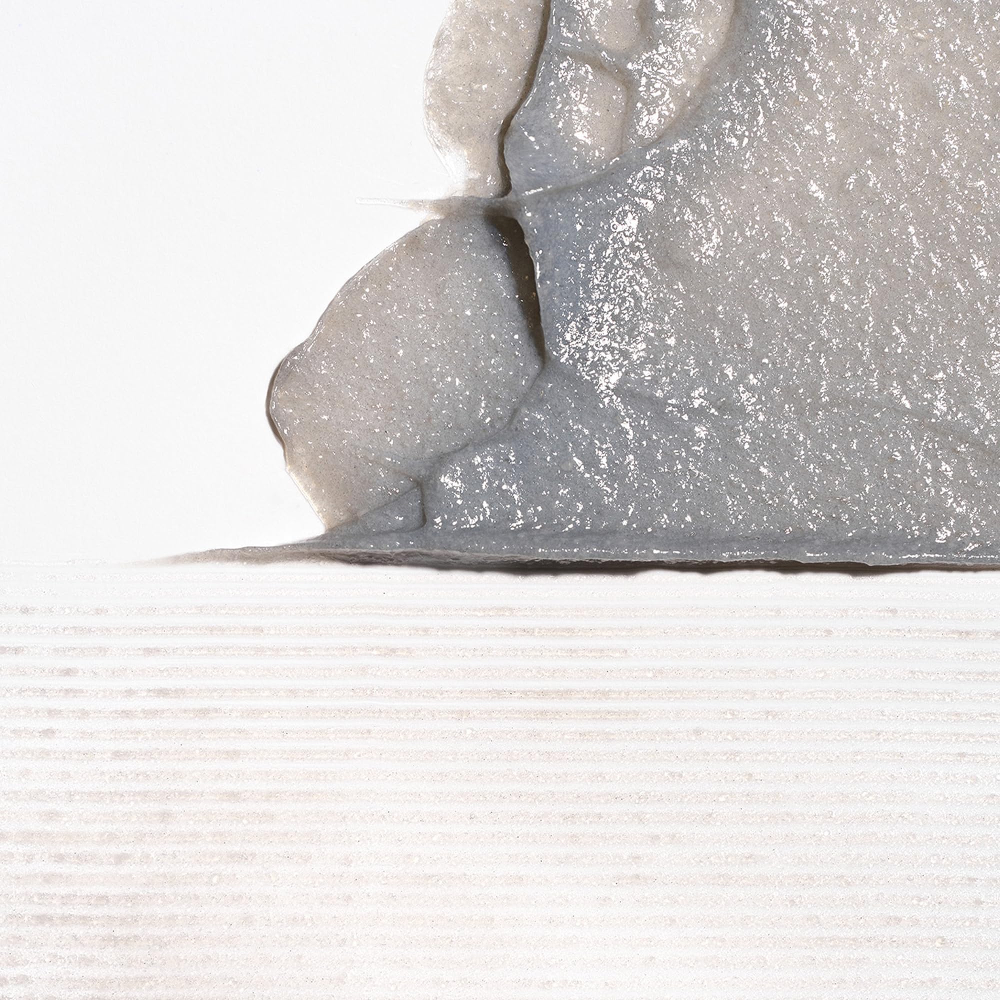 Textura exfoliante con carbón binchotan para eliminar residuos en Briogeo Scalp Revival