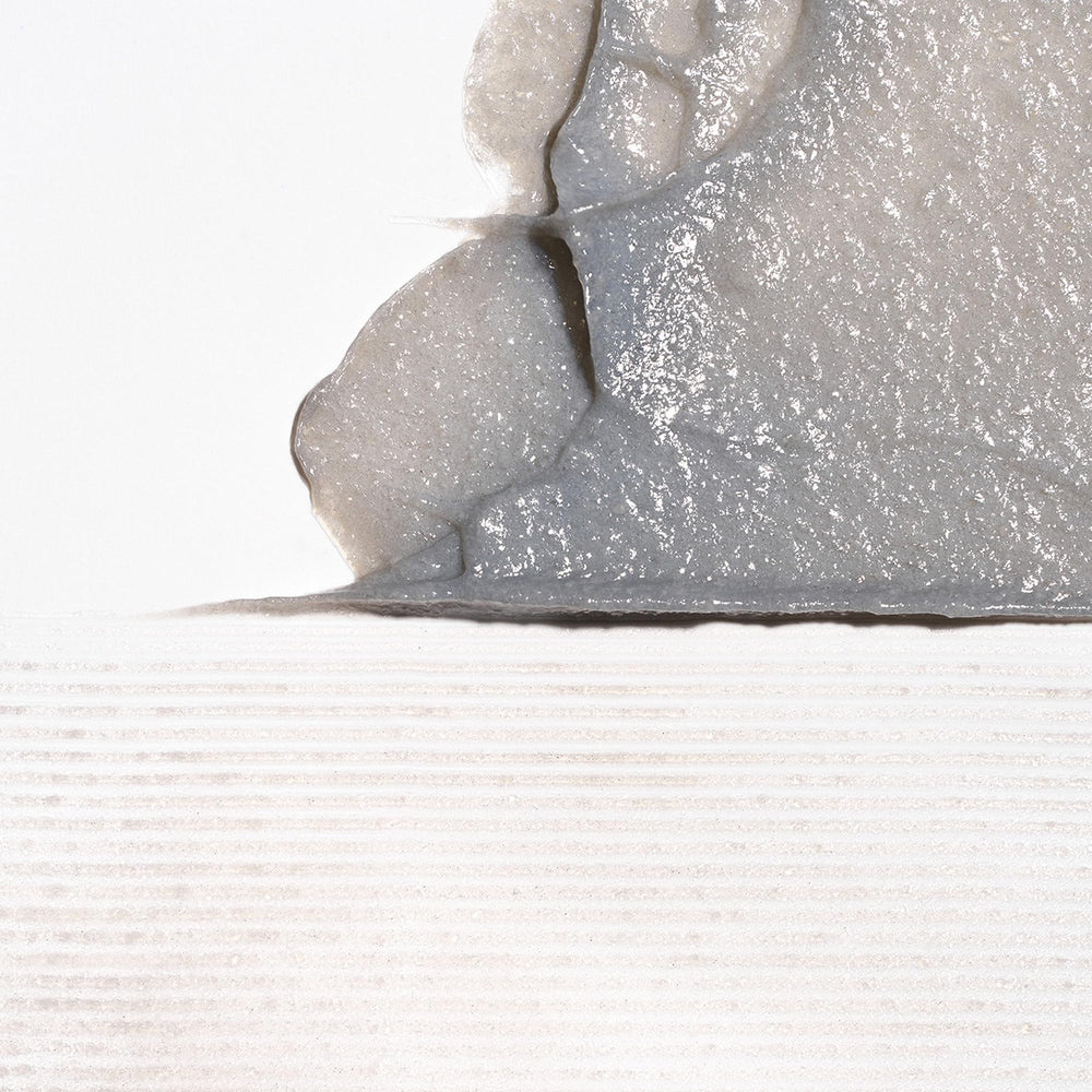 Textura exfoliante con carbón binchotan para eliminar residuos en Briogeo Scalp Revival