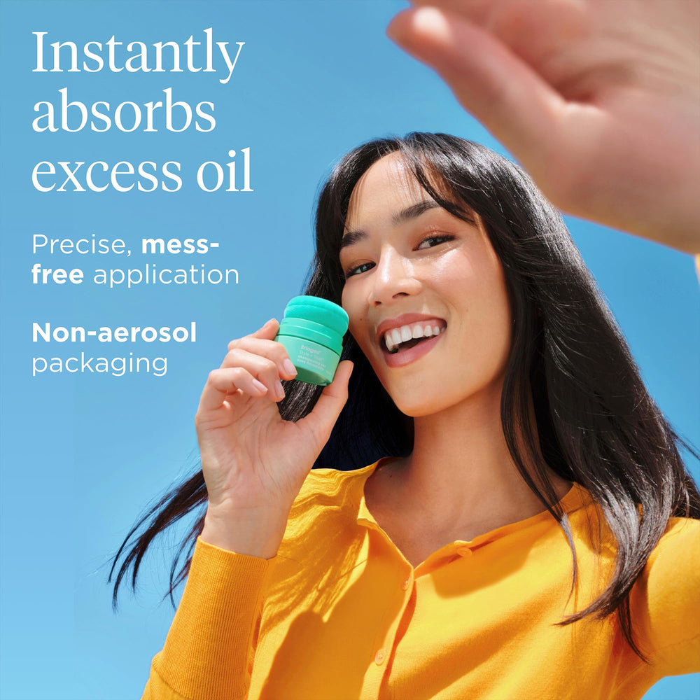 Disimula canitas en cabello oscura con el puff de Briogeo.