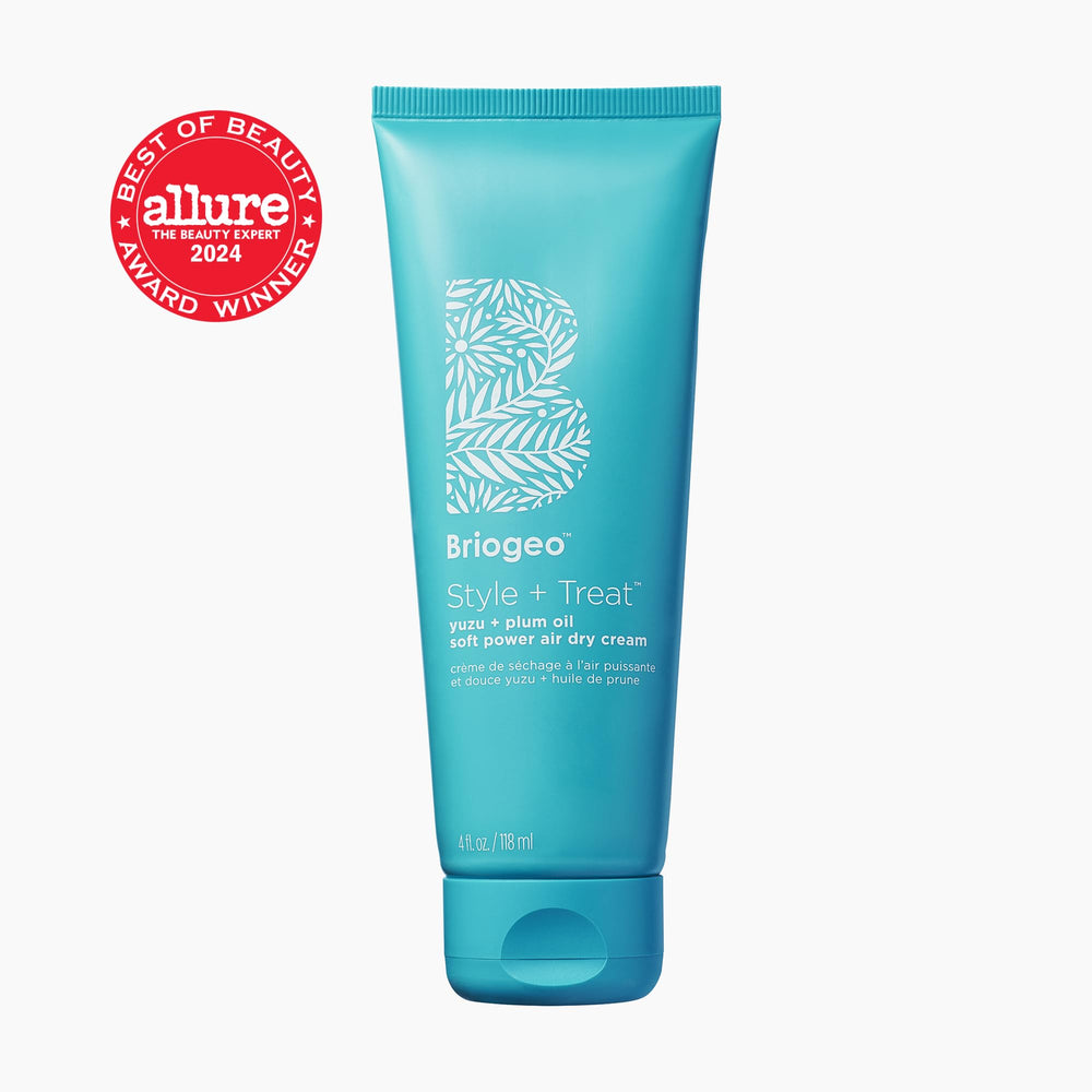 Aplicación suave de la crema Briogeo para definir ondas sin crujiente.