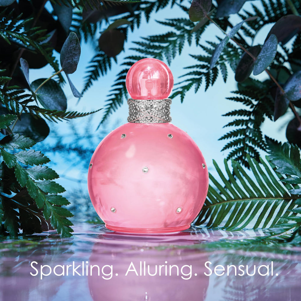 Britney Spears Fantasy Sheer, corazón floral de muguet y lirios de agua, suavidad delicada.