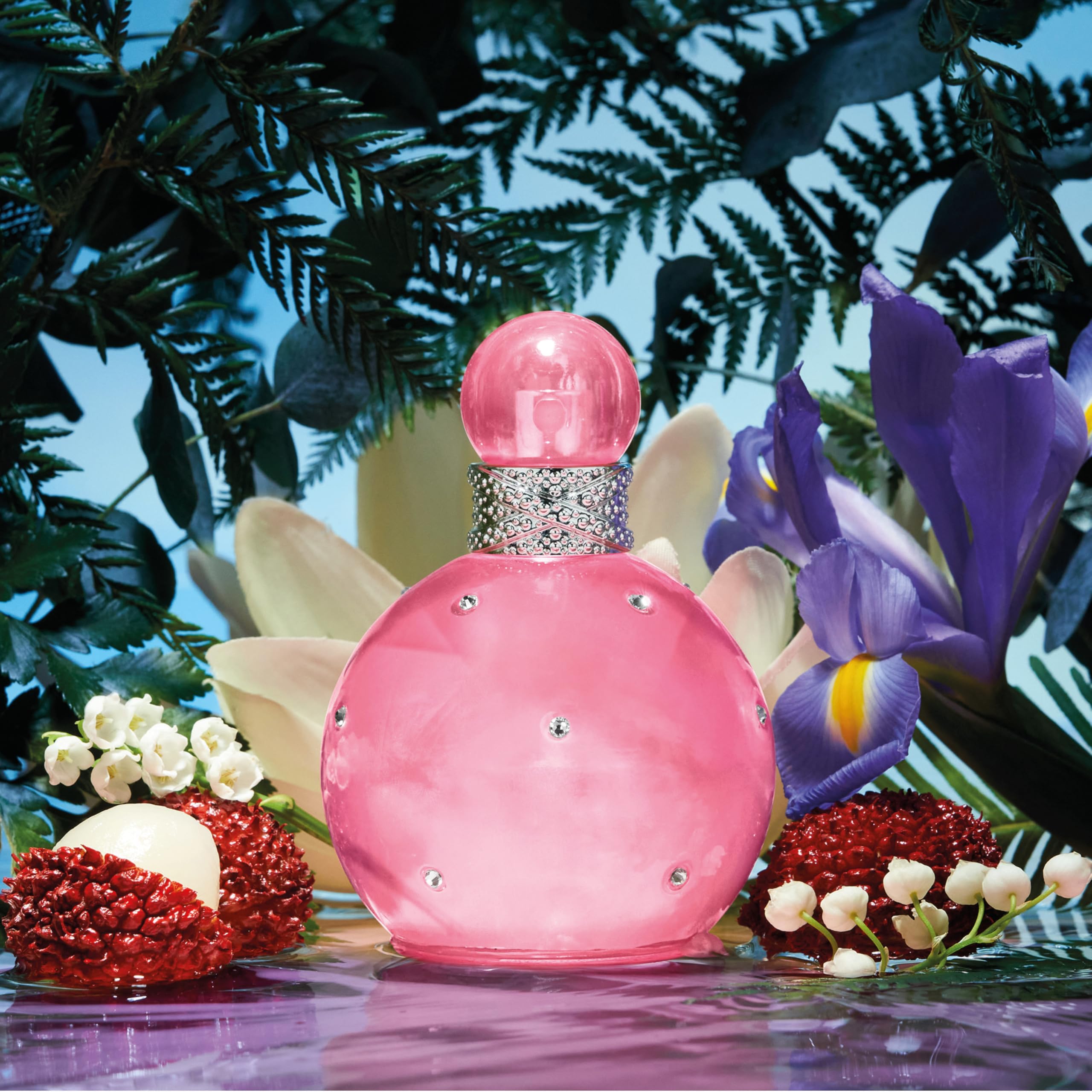 Britney Spears Fantasy Sheer, fondo de maderas rubias y almizcle, estela cálida.