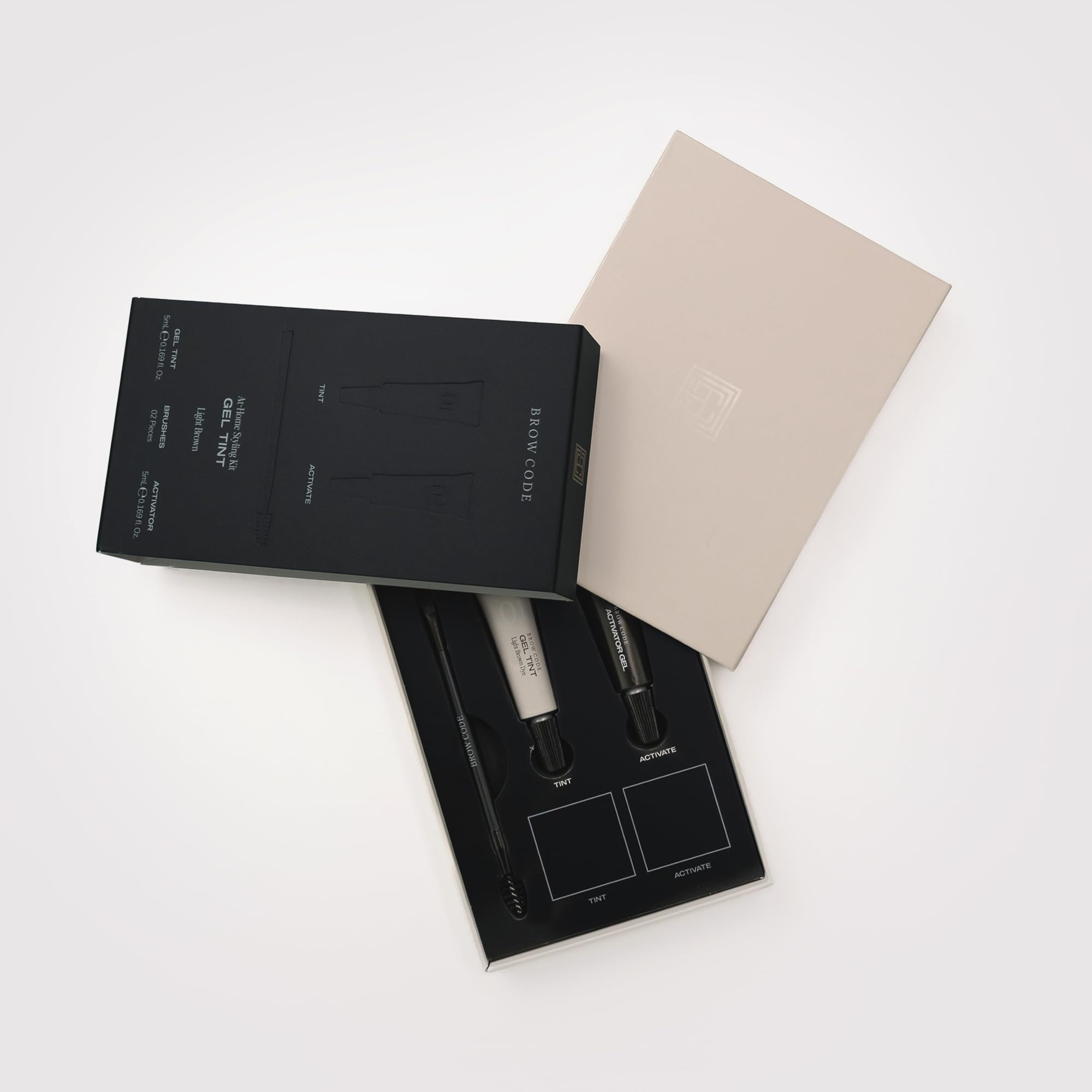Brow Code aplicador doble para definir cejas con efectos variados.