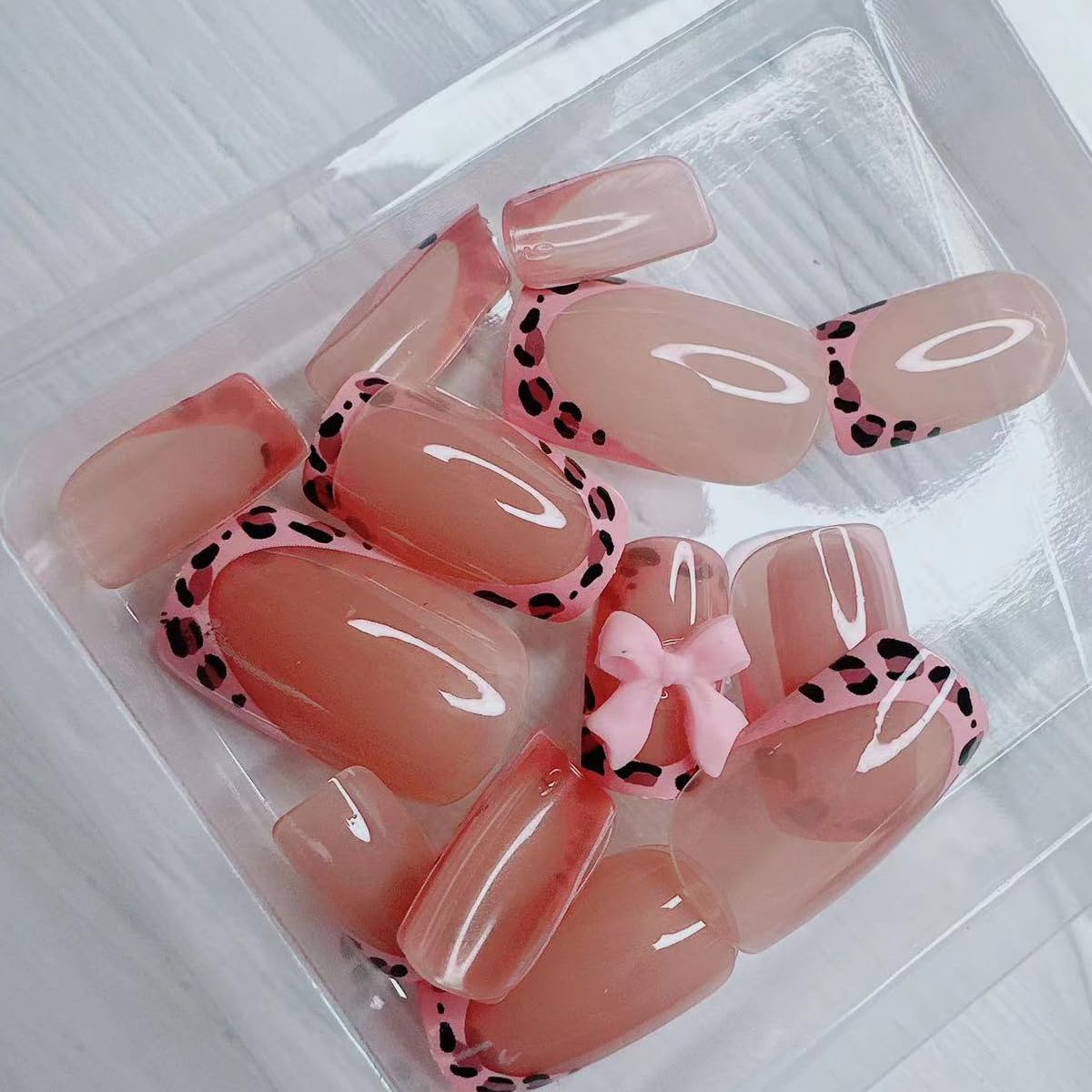 Uñas BSBTBZ leopardo francesas con lazo rosa, detalle con estilo para eventos.