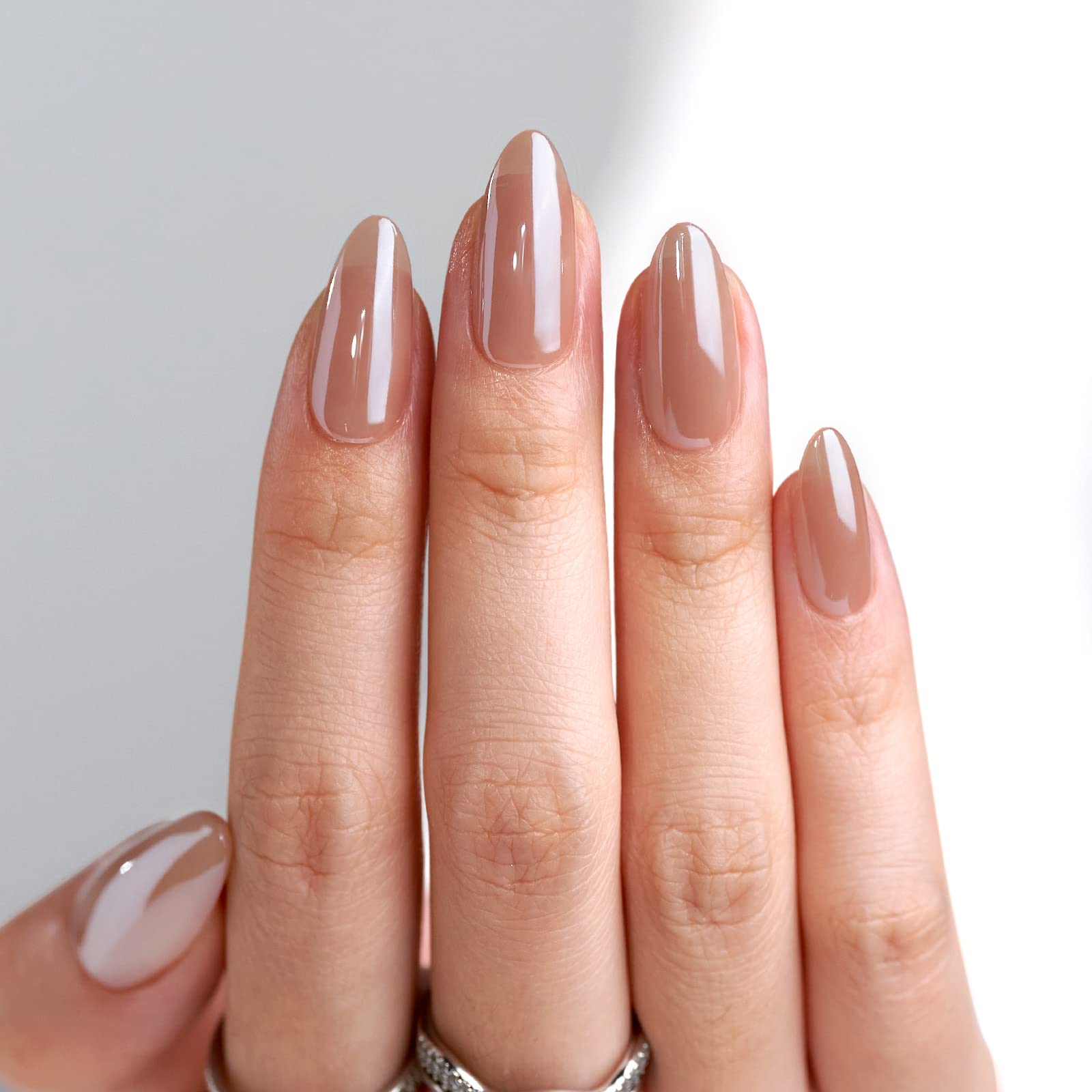 Detalle cromado BTArtbox uñas almond para un look moderno