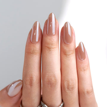 Detalle cromado BTArtbox uñas almond para un look moderno