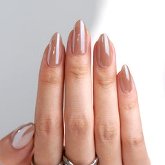 Detalle cromado BTArtbox uñas almond para un look moderno