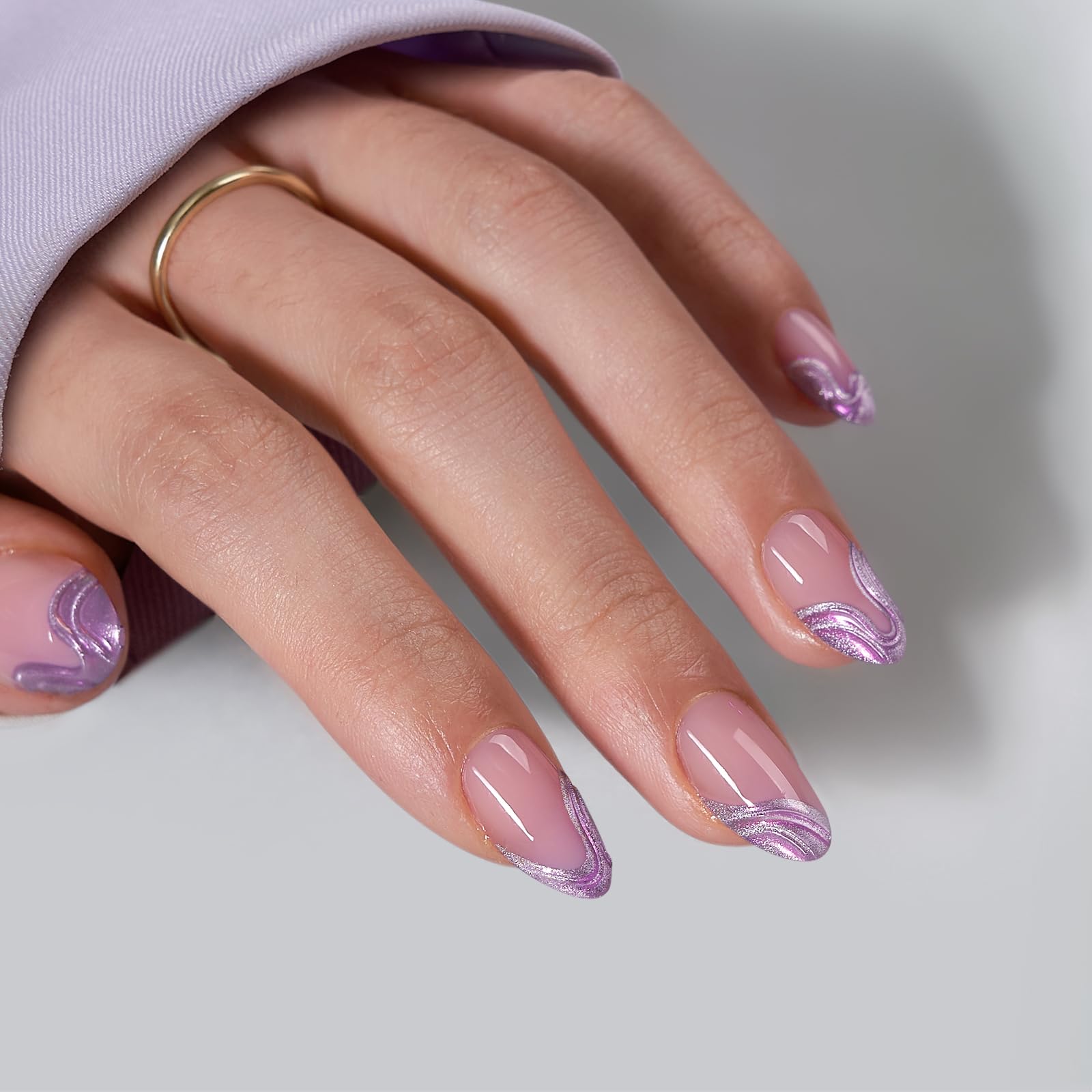 BTArtbox Uñas cromadas con corte almendra y cola de sirena para un acabado elegante.