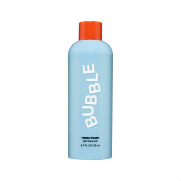 Bubble Skincare Fresh Start Gel en la palma durante la limpieza diaria.