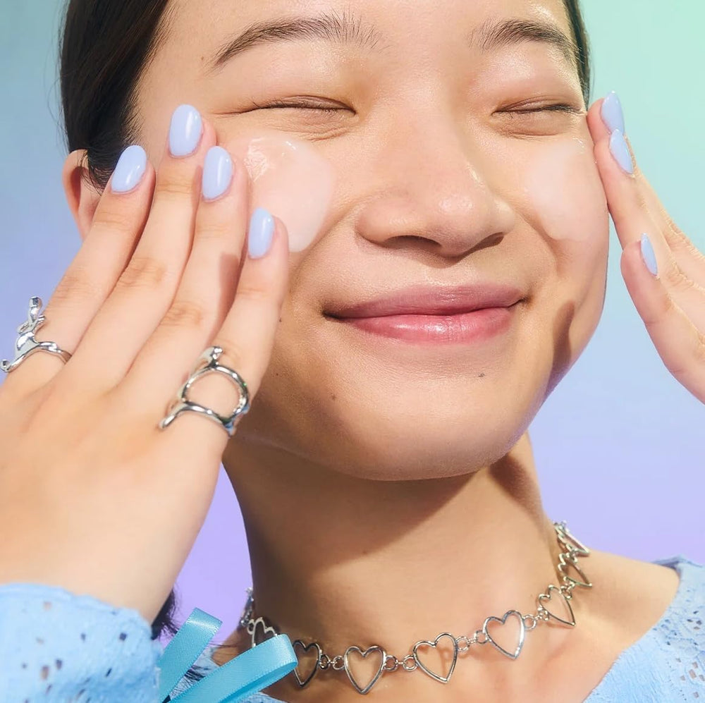 Bubble Skincare Soft Launch Cream Cleanser: aplicación suave en la palma para piel sana