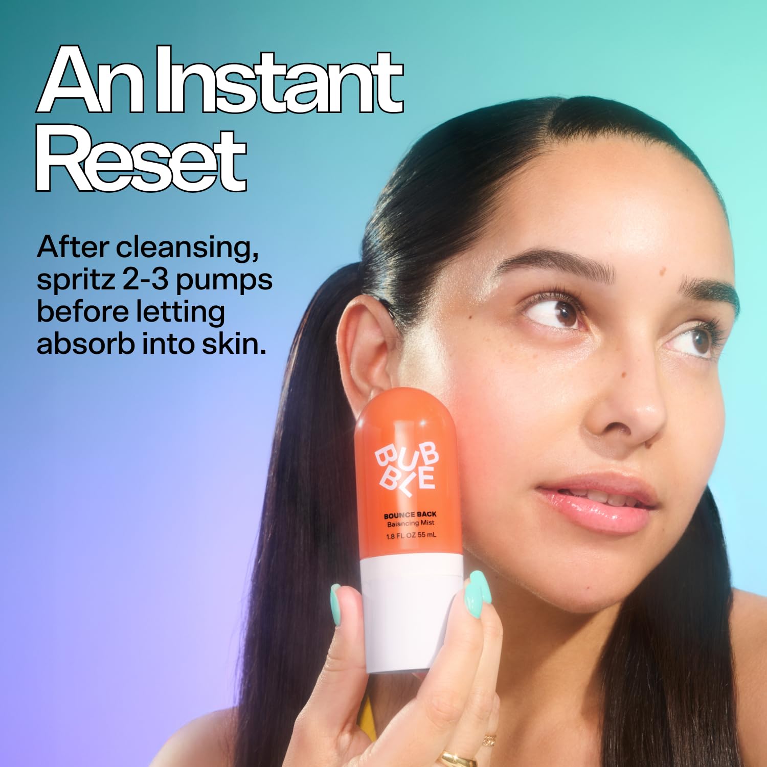 Bubble Skincare Bounce Back Tonico mano sosteniendo frasco para viaje