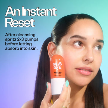 Bubble Skincare Bounce Back Tonico mano sosteniendo frasco para viaje
