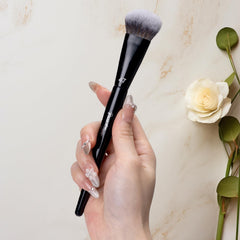 Brocha Bueart Design PRO Slope Foundation 47 mango robusto para durabilidad durante el maquillaje.