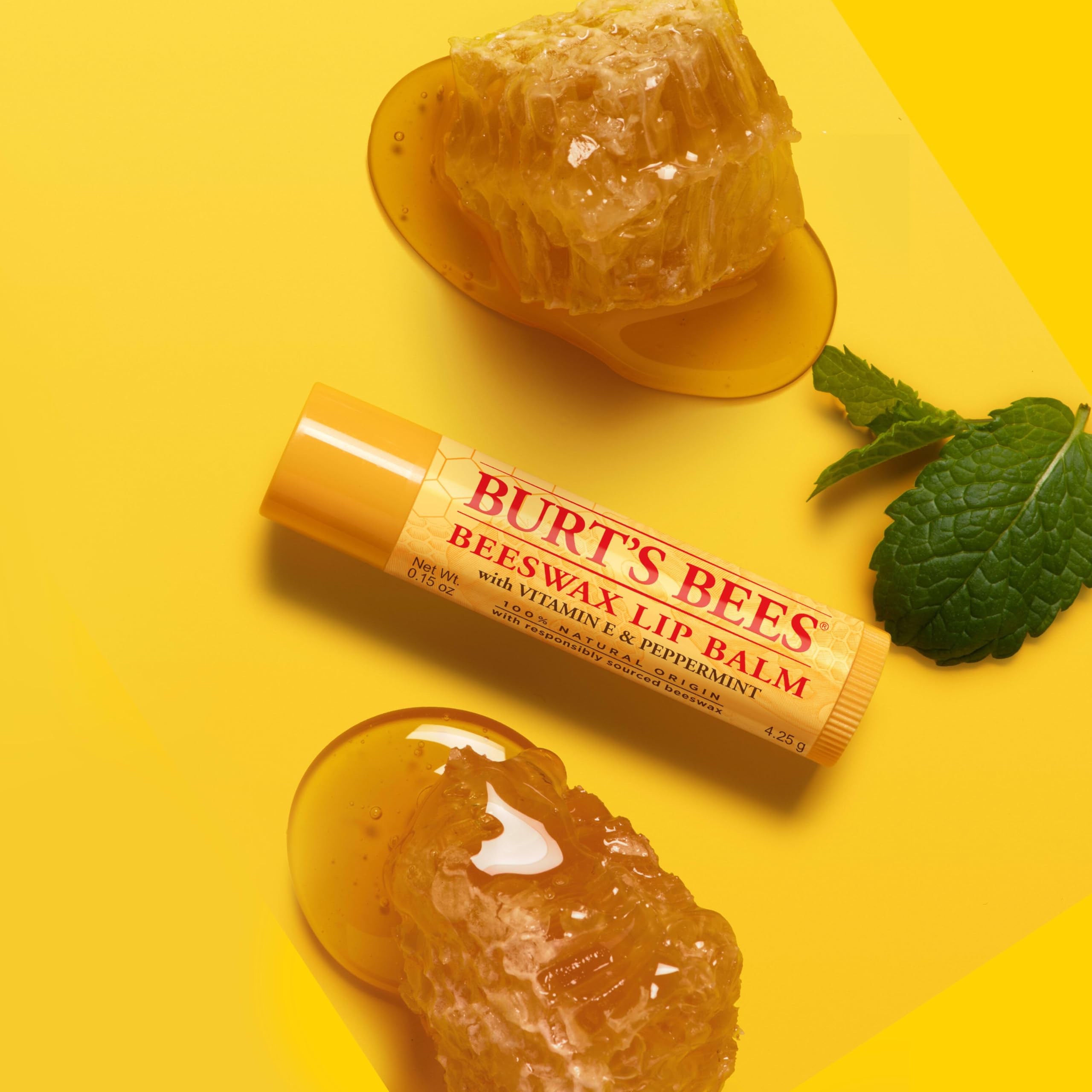 Ingredientes de origen natural en Burt's Bees para labios sanos.
