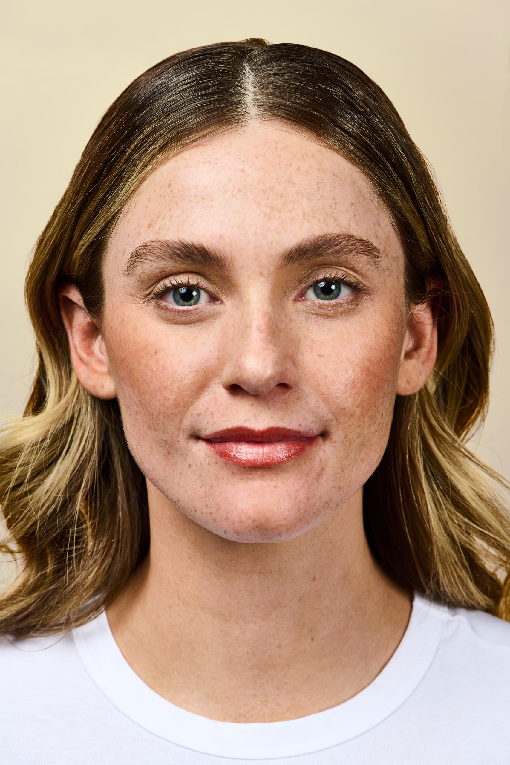 Burt's Bees envase delgado en tubo para llevar.