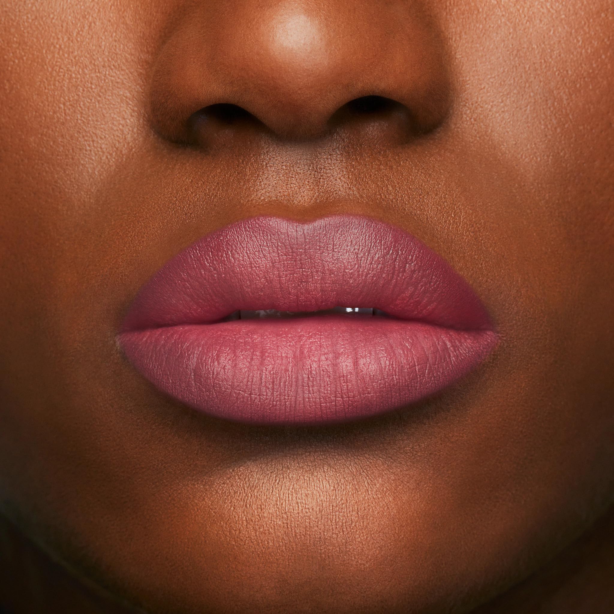 Delineador Buxom Dangerous Dolly – aceites hidratantes para comodidad durante la aplicación.