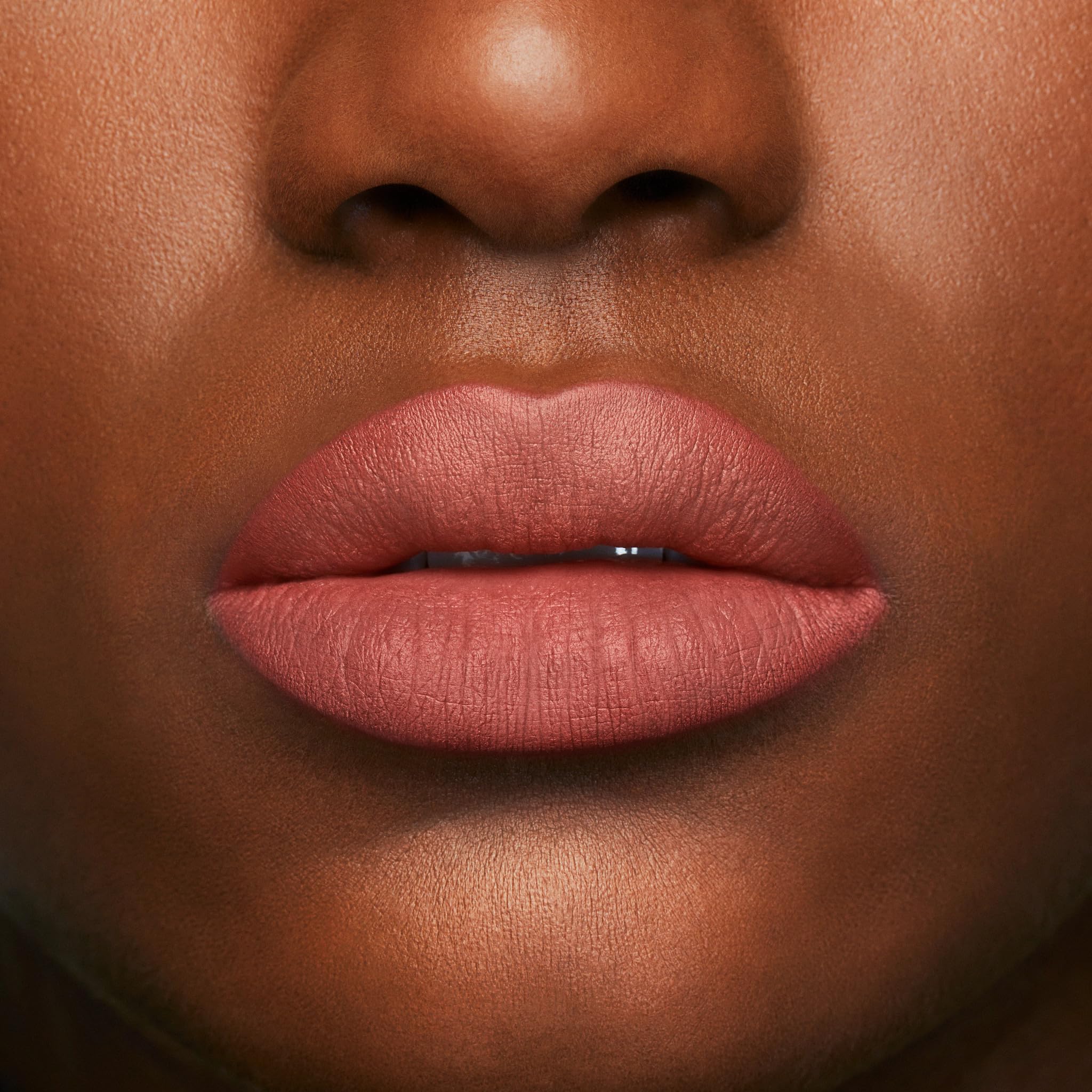 BUXOM tono henna suave para labios naturales y elegantes