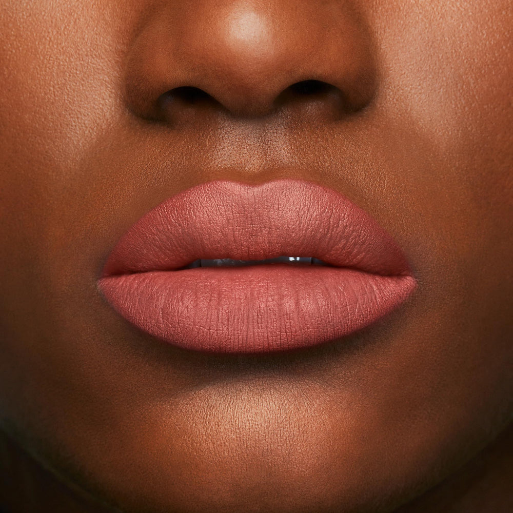 BUXOM tono henna suave para labios naturales y elegantes