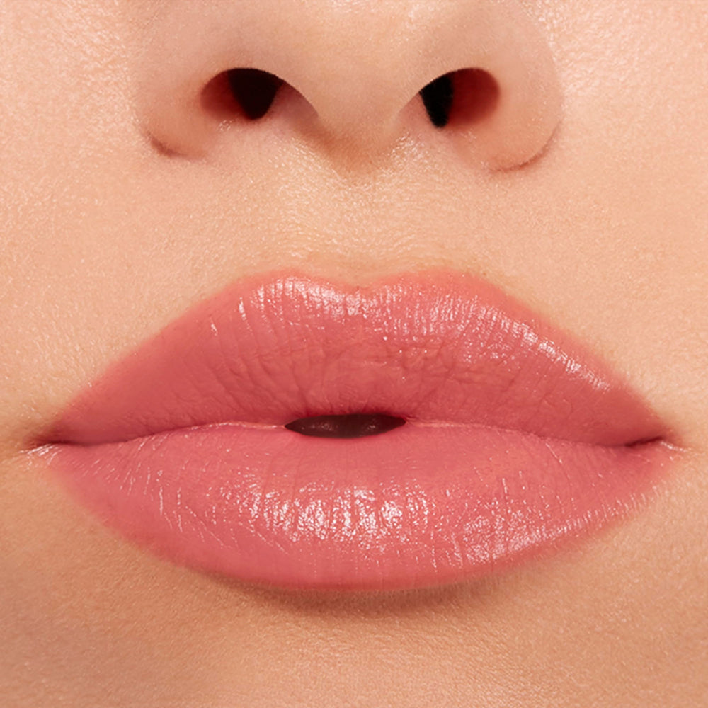 Buxom Power-Full Lip Balm Inner Glow aplicación en labios durante la prueba