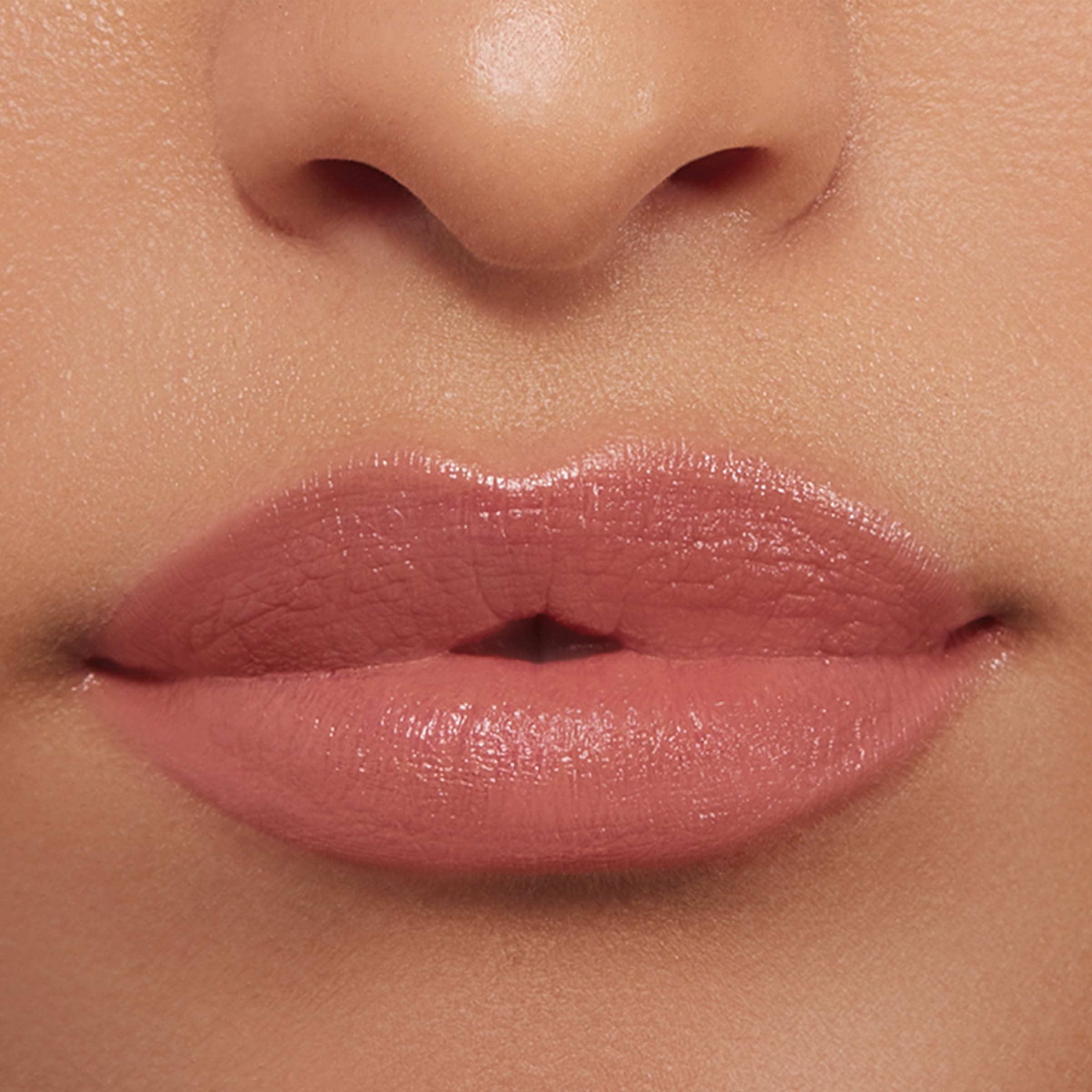 Buxom Power-Full Lip Balm Inner Glow swatches en piel para ver hidratación y tono