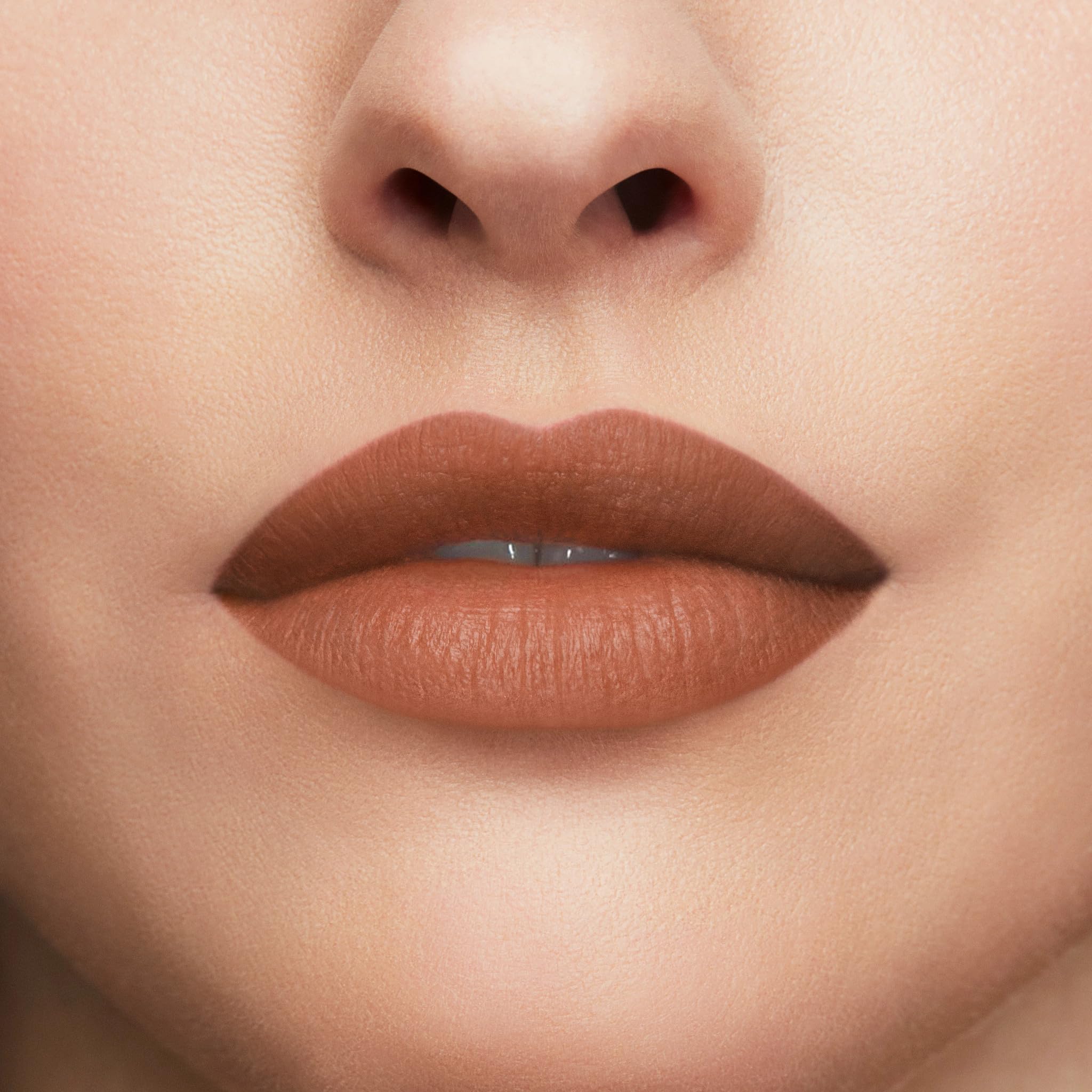 Delineador Buxom Power Line con puntas para contorno y rellenado fáciles.