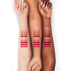 Delineador Buxom Power Line define contornos con precisión y forma duradera.