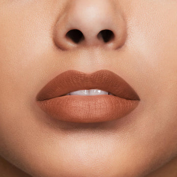 Delineador Buxom Power Line con peptidos y vitamina E para cuidado de labios.
