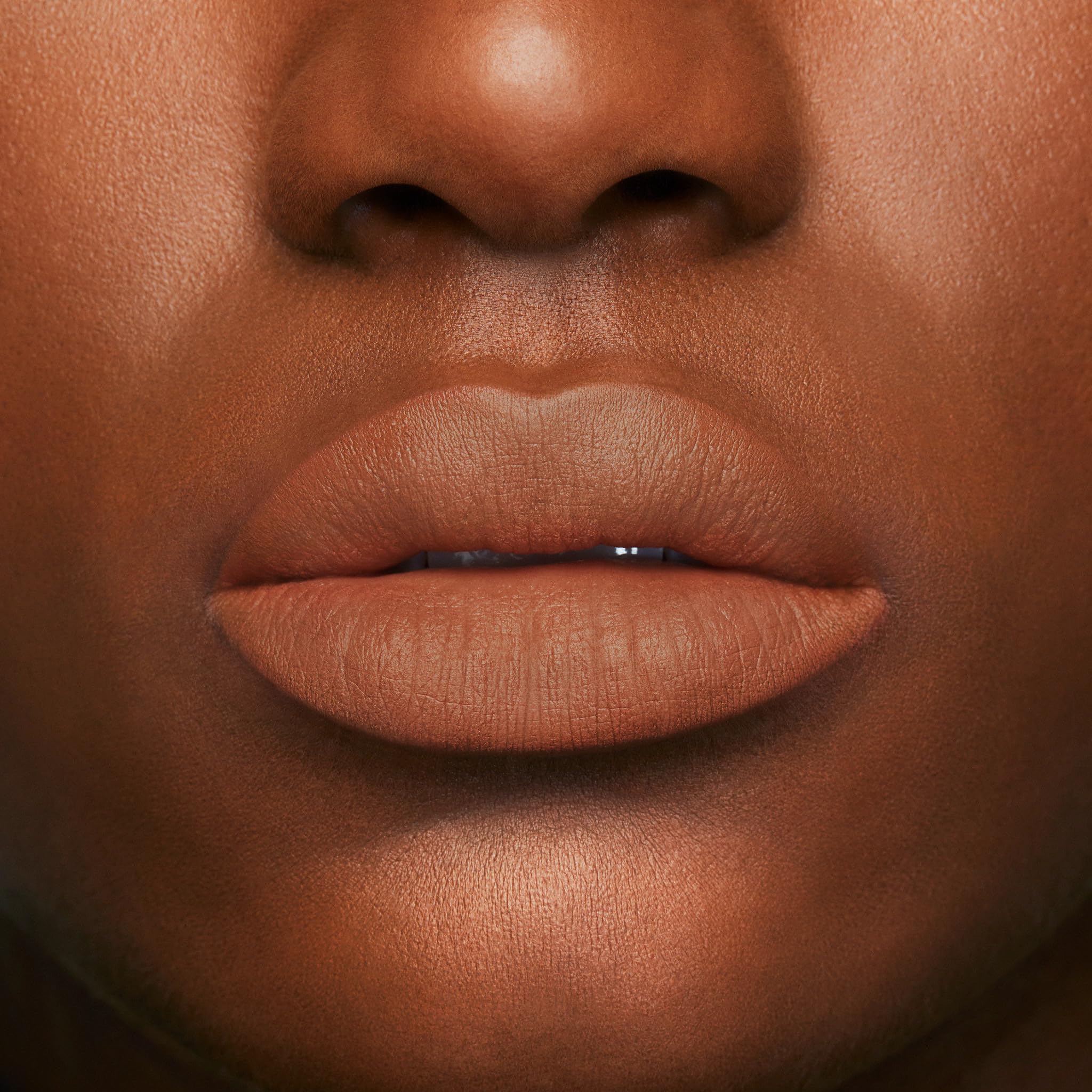 Delineador Buxom Power Line para uso diario con acabado duradero.