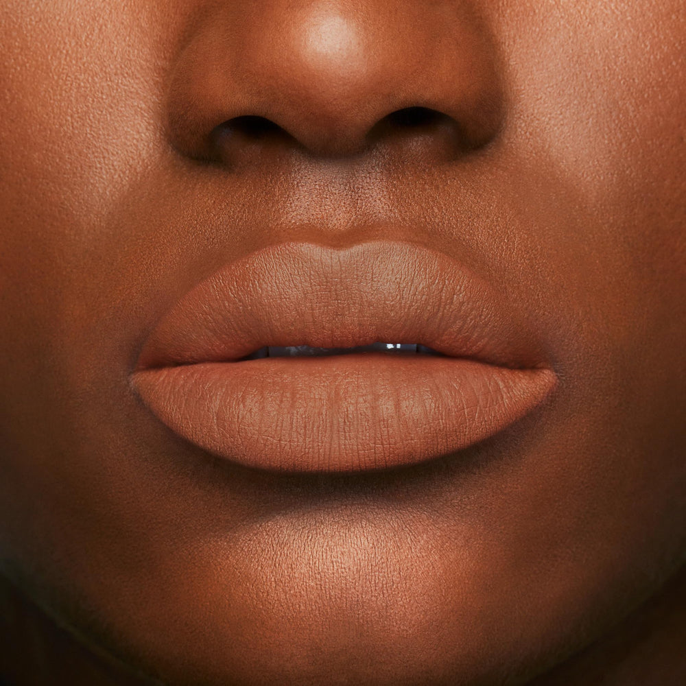 Delineador Buxom Power Line para uso diario con acabado duradero.