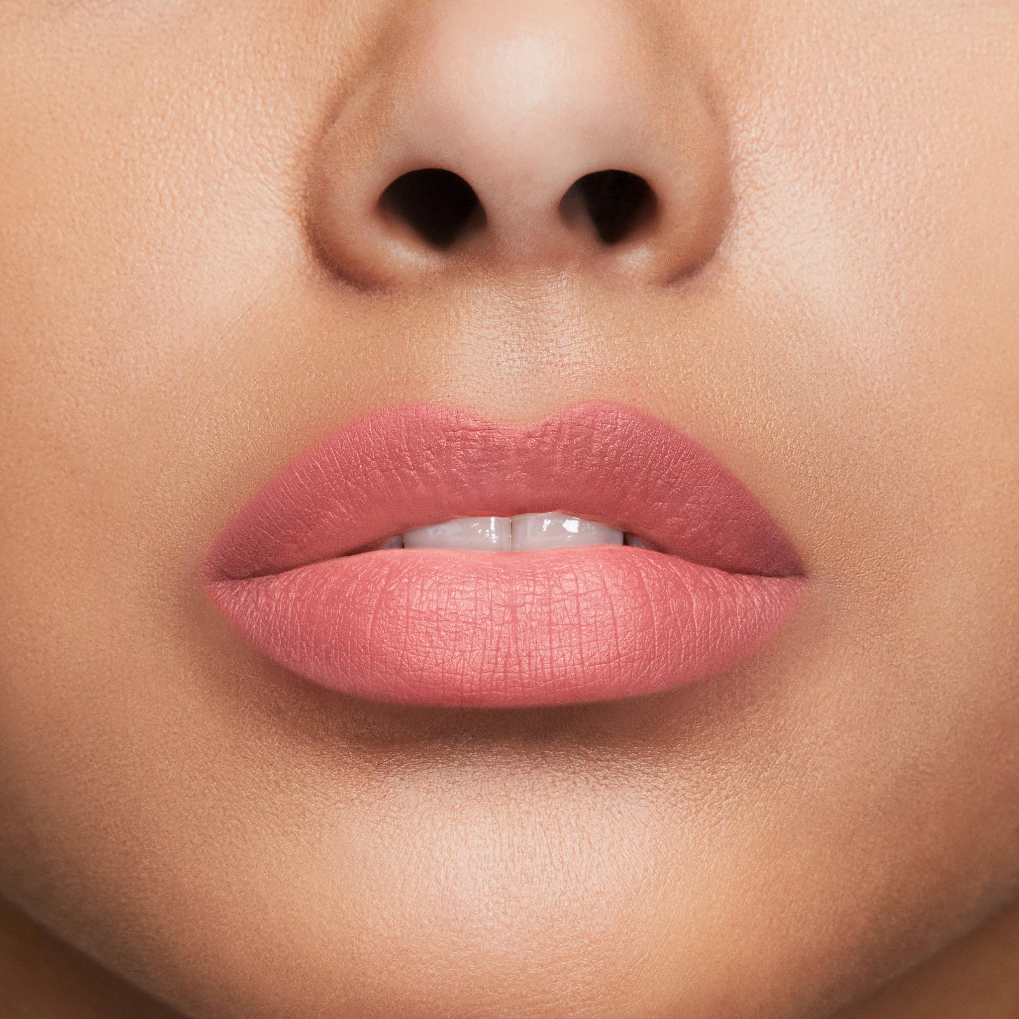 Formulado con péptidos y vitamina E para suavizar labios.