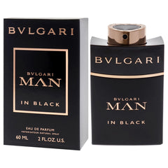 Fondo amaderado con vetiver y cedro para mayor duración de BVLGARI Man in Black.