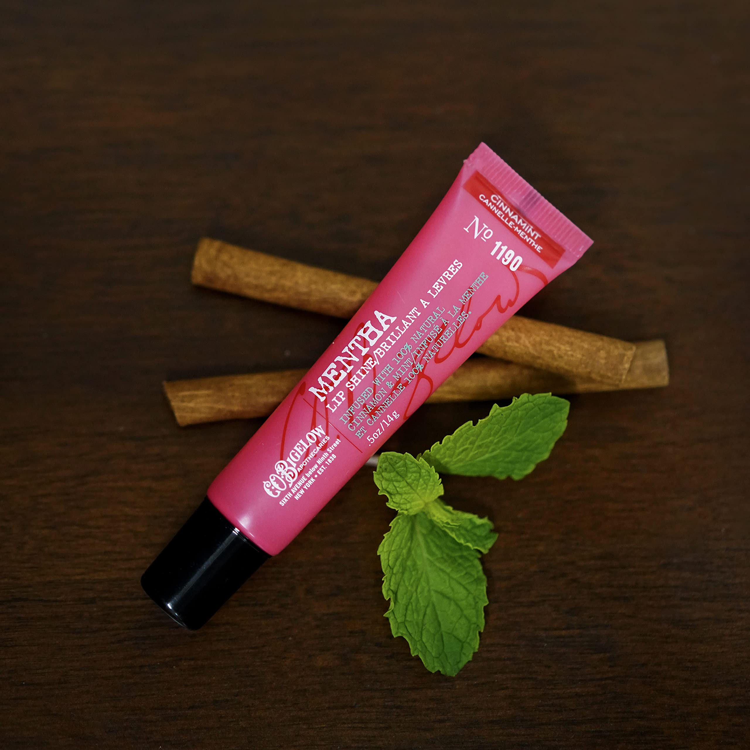 Ingredientes naturales de C.O. Bigelow suavizan y acondicionan labios.