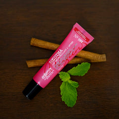 Ingredientes naturales de C.O. Bigelow suavizan y acondicionan labios.