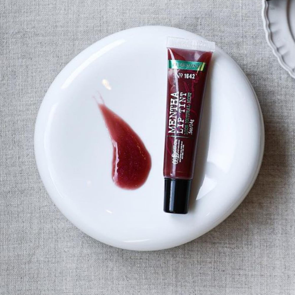 Bolso y oficina: Plum Mentha Lip Tint facilita hidratación diaria.