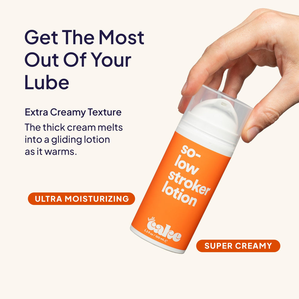 Cake So-Low Lotion contiene aceite de coco para nutrición suave.