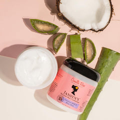 Aplicación suave de Camille Rose Moisture Max en cabello mojado para desenredar.