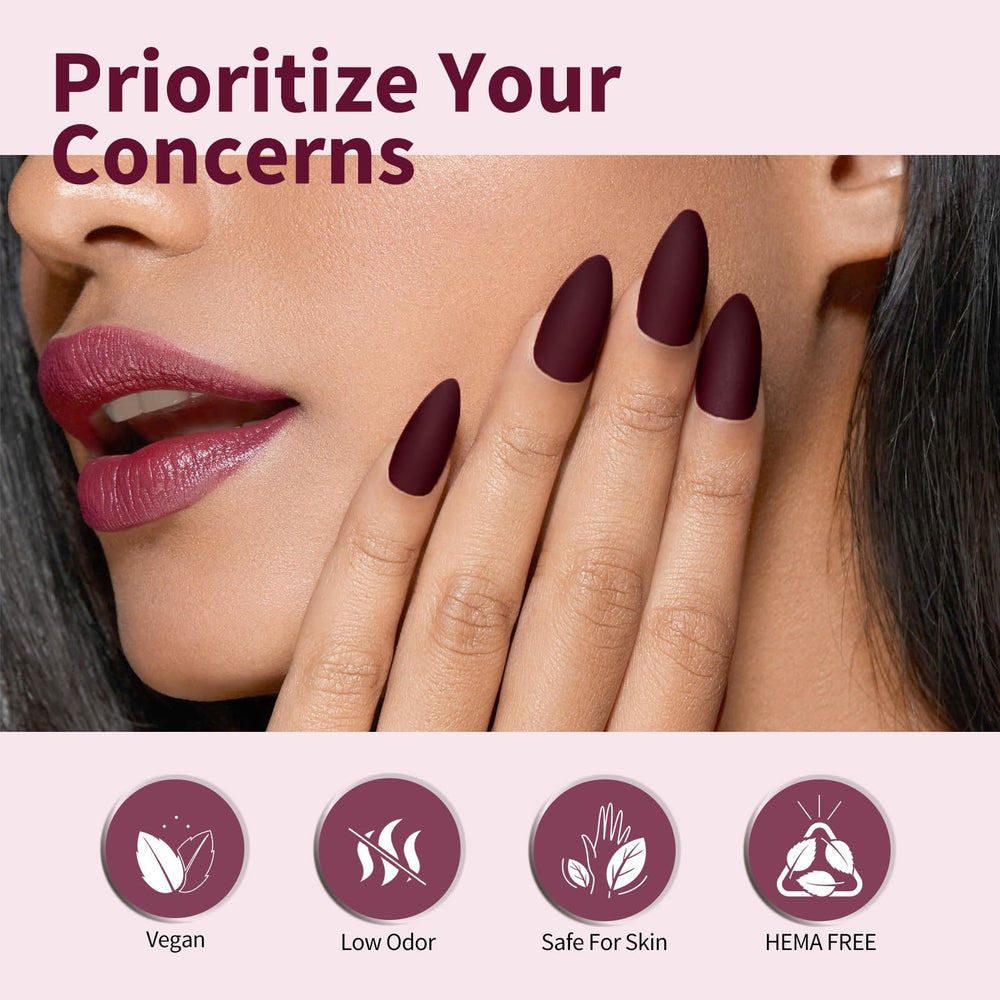 Uñas con gel CANNI rojo oscuro luciendo brillo intenso