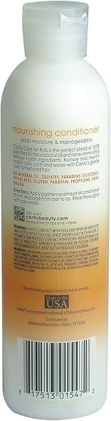 Mano aplicando el acondicionador nutritivo para niños Cantu en cabello texturizado.