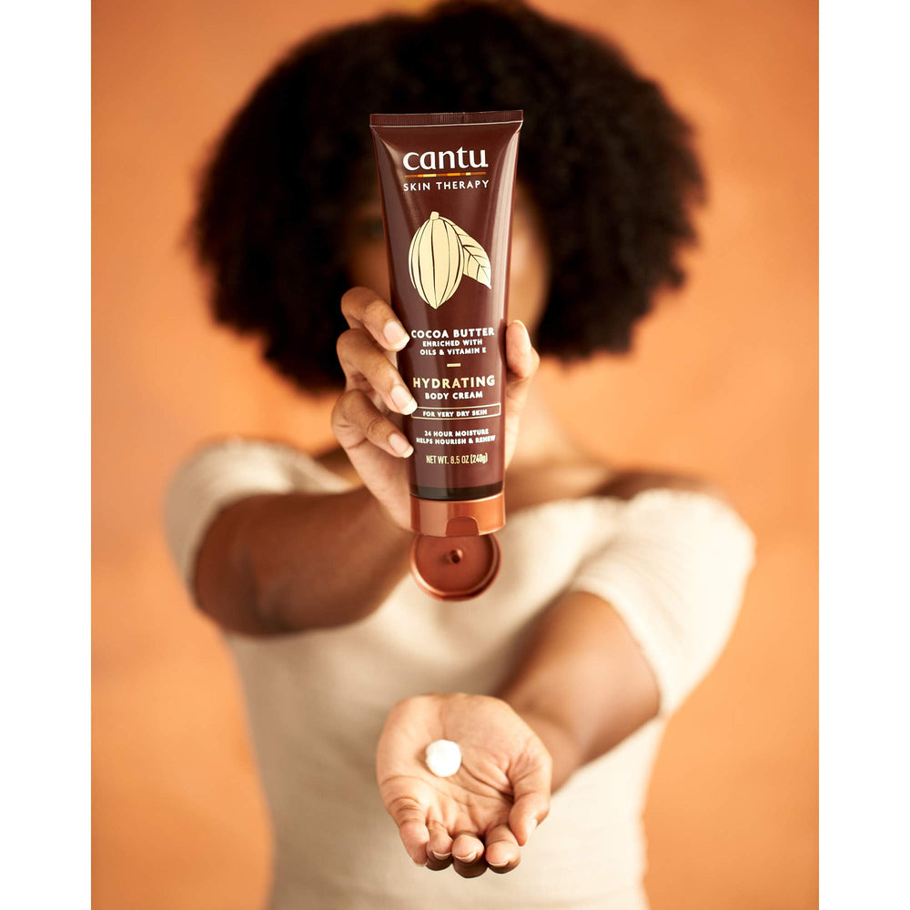 Masaje con crema Cantu, manteca de cacao para suavizar la piel.